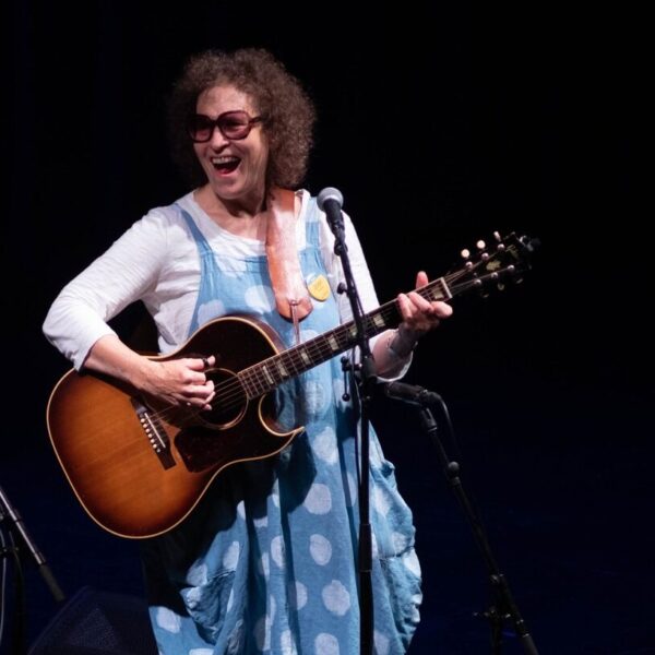 Moveable Chords: Playing without a capo or barre chords with Joan Fenton